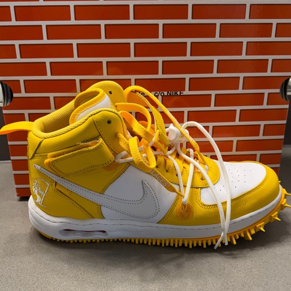 Off-White Air Force 1 Yellow and White Sneakers with Zip Tie. - Picture 4 of 12